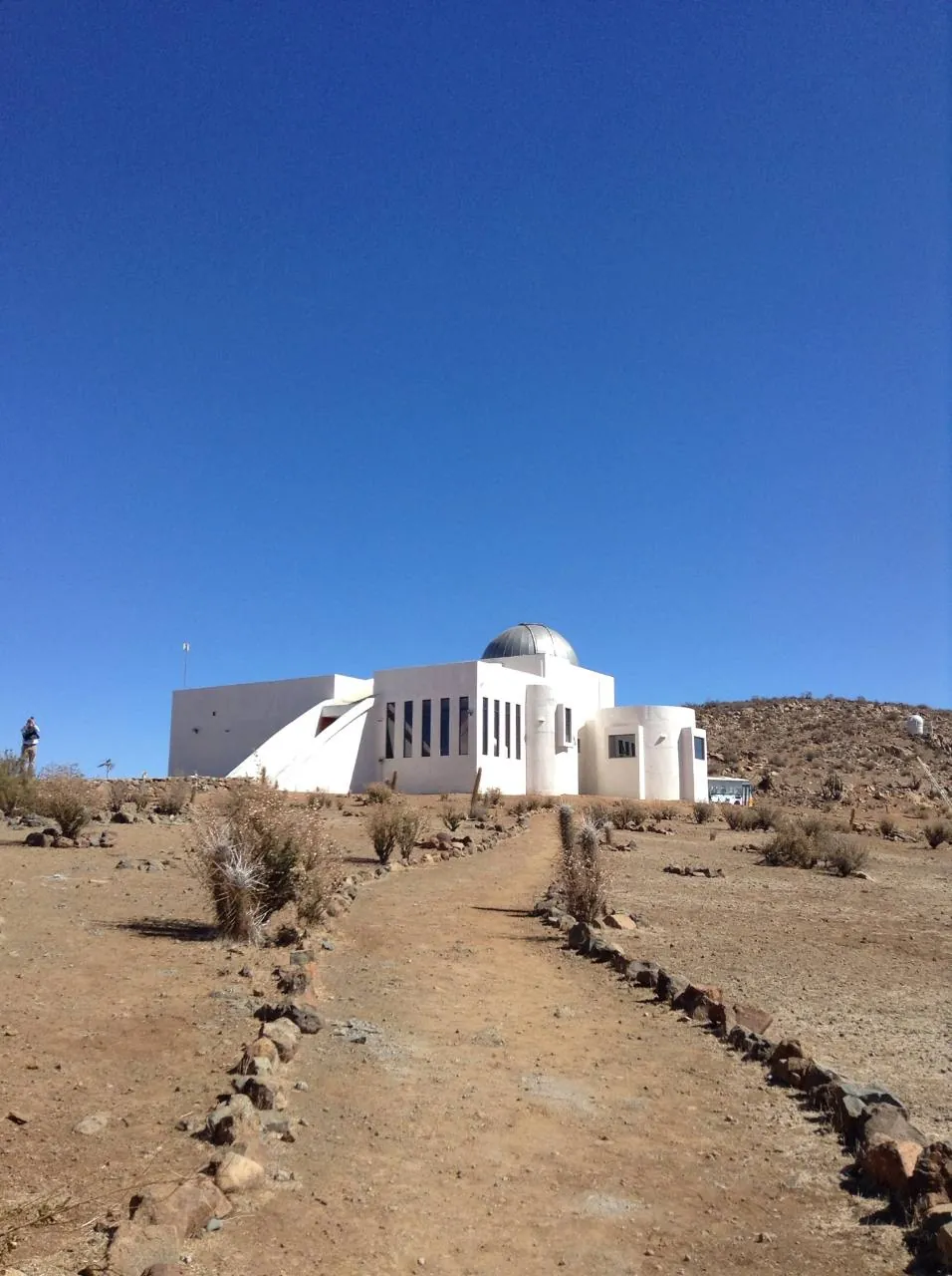Edificio y cúpula del Observatorio Collowara, con su sendero de acceso en Andacollo