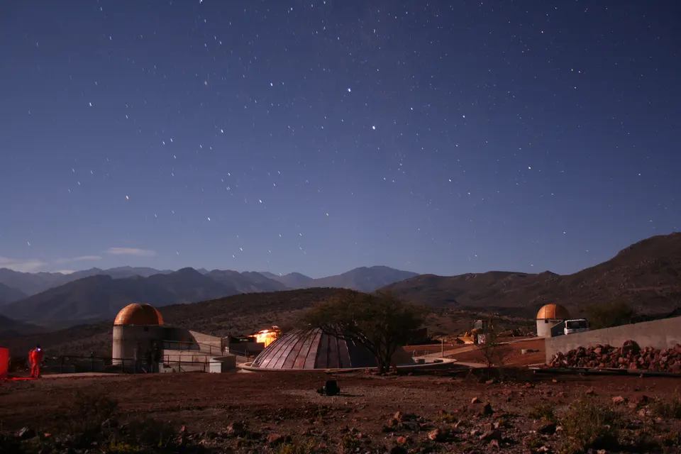 Cúpulas del Observatorio Cruz del Sur en Combarbalá bajo el cielo nocturno