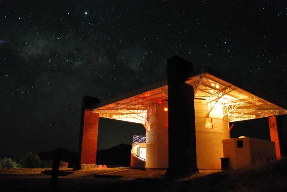 Observatorio Mamalluca bajo el cielo nocturno, en Vicuña