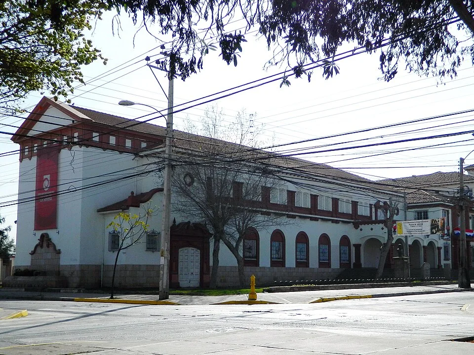 Acceso al Liceo Gregorio Cordovez, edificio que alberga el museo escolar; archivo de 2013