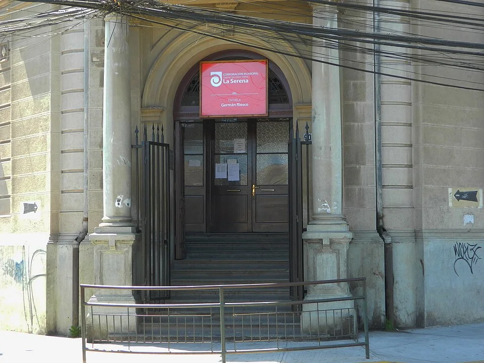 Acceso a la Escuela Germán Riesco, sede del museo pedagógico; archivo de 2013